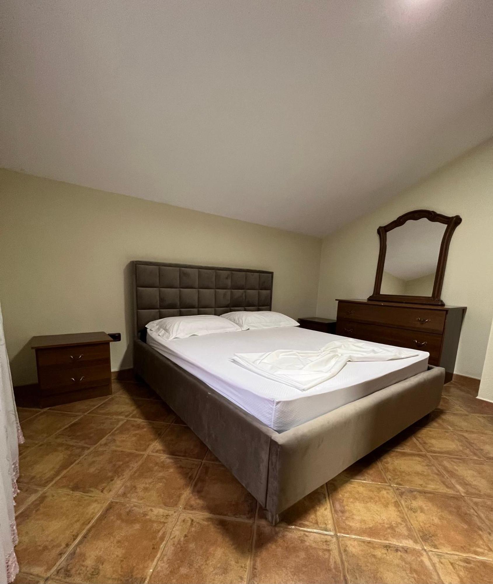 Villa Sokoli, Enjoy Sunset At This Spacious Apartment Tirana Buitenkant foto